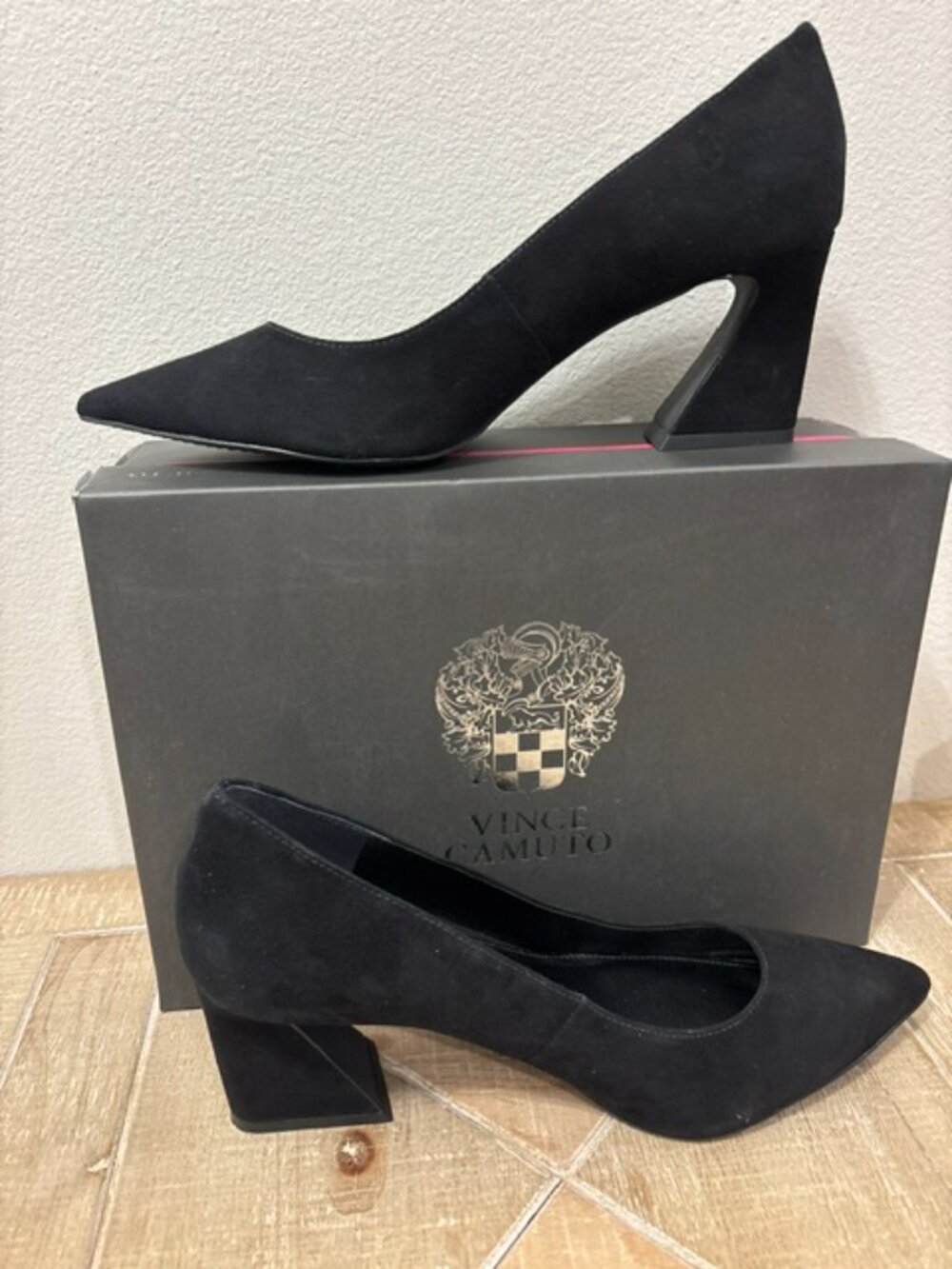 Vince Camuto VC-Hailenda Black Suede Pumps Heels Size 9 NEW Classic Dress Shoe - Picture 2 of 6